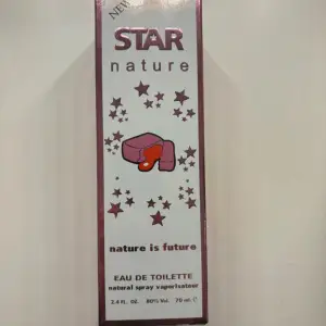 Säljer en Star Nature Eau de Toilette med en söt och fruktig doft. Flaskan innehåller 70 ml och har en rolig design med stjärnor och en bild av en gelébit på framsidan. Perfekt för dig som gillar unika och lekfulla dofter!