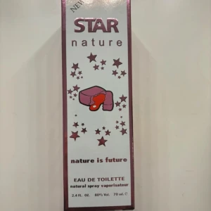 Star Nature Eau de Toilette - Säljer en Star Nature Eau de Toilette med en söt och fruktig doft. Flaskan innehåller 70 ml och har en rolig design med stjärnor och en bild av en gelébit på framsidan. Perfekt för dig som gillar unika och lekfulla dofter!