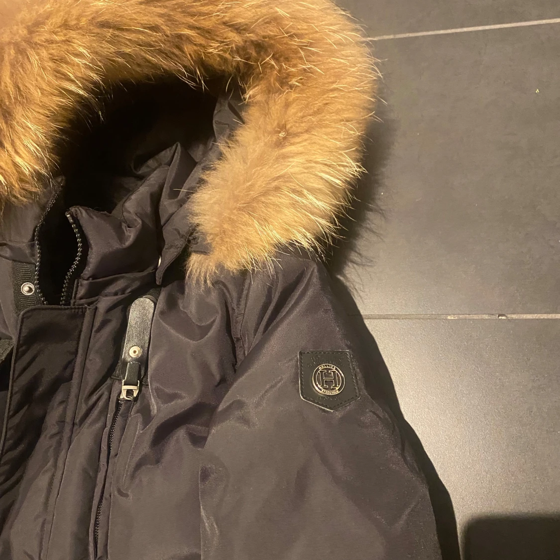 Svart dunjacka med pälsdetalj från Hollies - 90