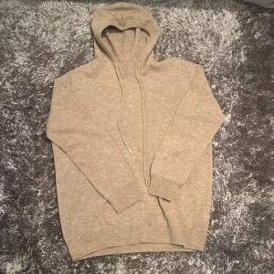 Säljer en supersnygg beige hoodie i cashmere. Perfekt för kyliga dagar med sin mjuka och bekväma passform. Den har en klassisk design med dragsko i huvan och långa ärmar. Passar både till vardags och för en avslappnad stil ”pris går även att diskuteras lite vid snabb affär” Anledning till det låga pris är för att det inte finns någon tag kvar vart man kan se vilket märke det är