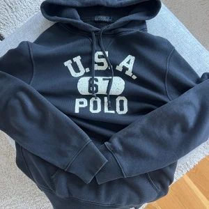 Ralph Lauren Hoodie - Grymt snygg hoodie från Ralph Lauren i fint skick utan några defekter! Storlek L och sitter även som det. Perfekt nu inför kalla tider och väldigt klädsam!😄