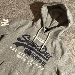 Superdry hoodie - Superdry VL HOOD huvtröja i färgen grey marl, storlek XS, skick 10/10, helt oanvänd precis som ny utan prislapp