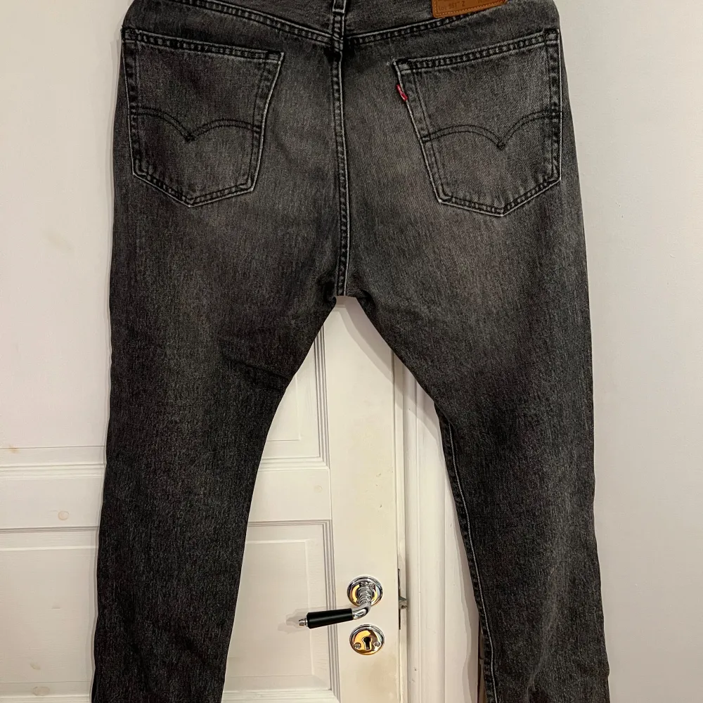 Mörkgrå levis jeans i okej skick, är 190 lång och storleken är 32/34. Jeans & Byxor.