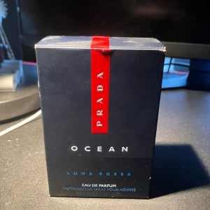 Prada Luna rossa ocean EdP 50 ml - Prada luna rossa ocean Eau de parfum Typ oanvänd(ca 1 ml)  Top noter:Bergamott  Middle noter:Lavendel, mocka, saffran Bas noter:Mysk, karamell, patchouli. 