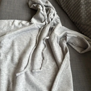 Kashmir hoodie - Hej, jag säljer min gråa kashmir hoodie som aldrig kommit till användning. Fick den i present. Den är helt ny aldrig använt den. Den är storlek M men tror nog mer den är för S 