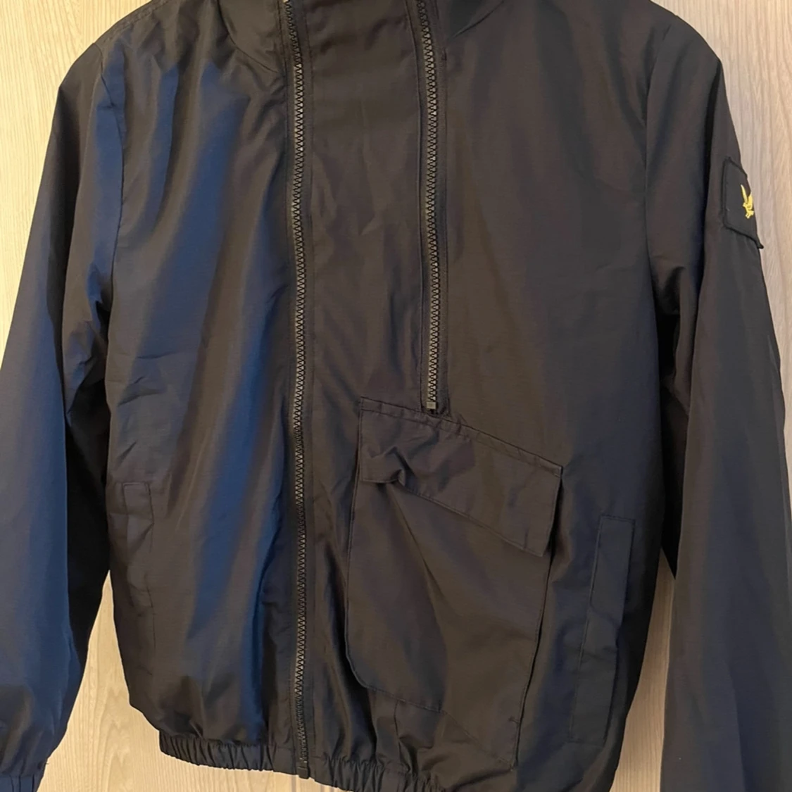 Svart vindjacka med huva Lyle & Scott 10-11 år storlek  - 90