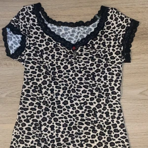 Leopardmönstrad Vive Maria - Jättefin Vive Maria topp som tyvärr inte kommer till användning. Storlek S🩷 skriv för fler bilder 