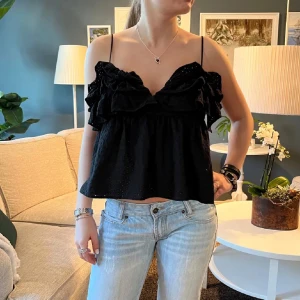 Zara topp - Sjukt söt topp från zara 💖 storlek m men passar mig med s, har knäppning baktill 