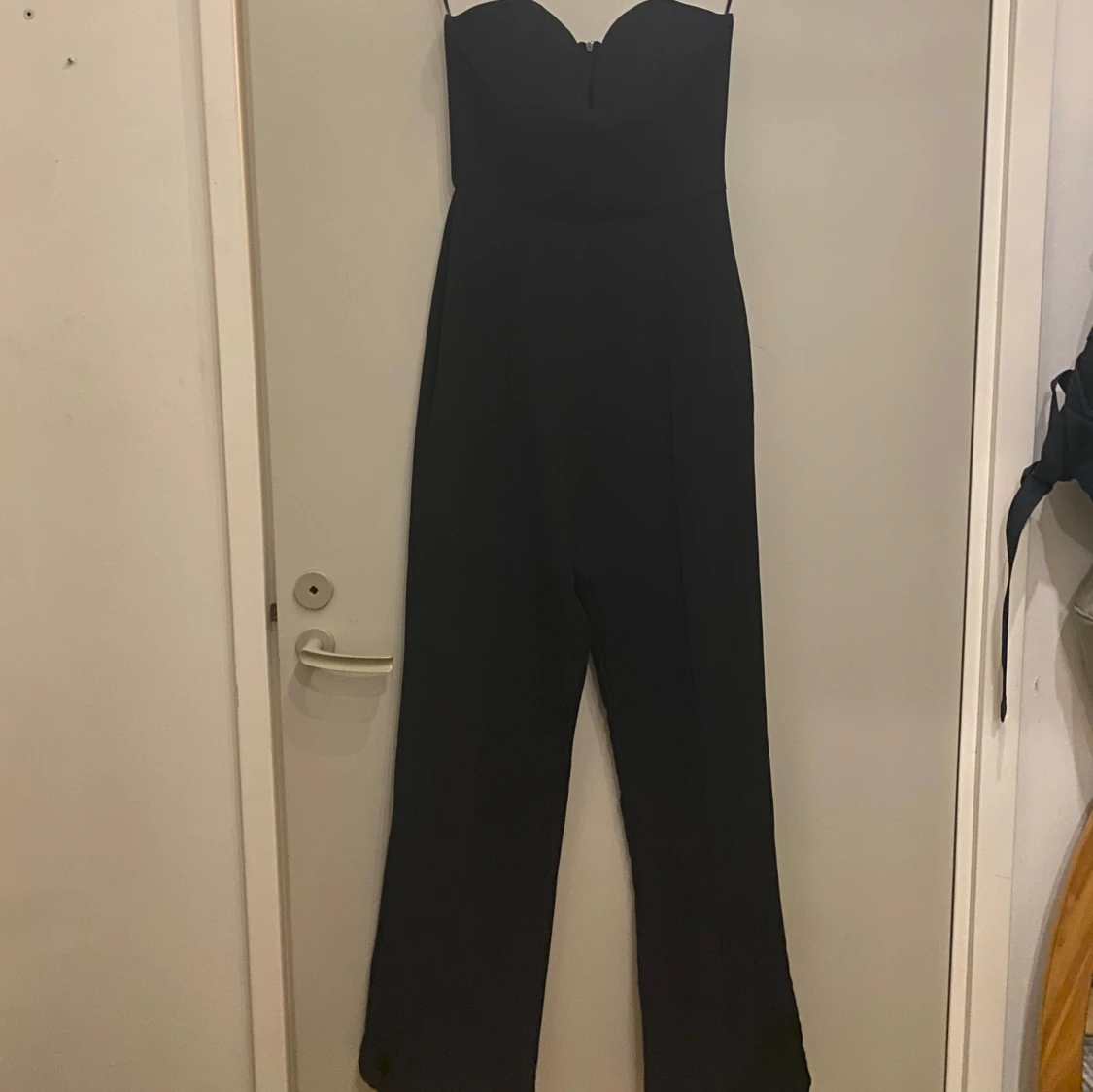 Oanvänd svart axelbandslös jumpsuit
