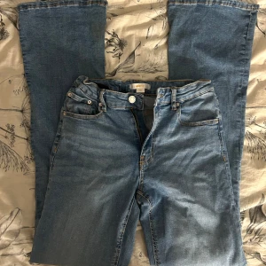 Gina tricot jeans - Säljer de här jeansen från Gina tricot young pågrund av att de är för små❤️