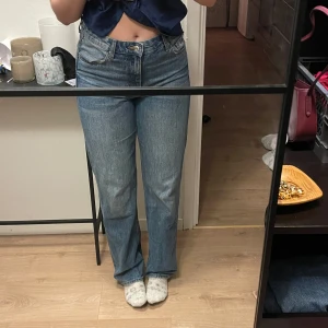 Blå jeans med rak passform - Säljer ett par klassiska blå jeans med rak passform. De har en medelhög midja på mig, jag är 175. Fickor både fram och bak och väldigt bekväma. 