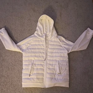 Vit cardigan  - Säljer denna stil rena cardiganen. Aldrig använd och helt ny! Kom med bud och frågor vid intresse!