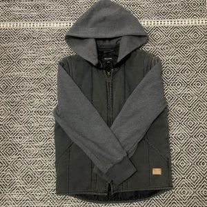 Unik stickad fodrad cardigan / väst - Riktigt fet unik cardigan, perfekt till våren. Både ärmarna och luvan är avtagbar, alltså även en väst 🤩Passar till det mesta. Storlek M, men passar S. Bra skick. Skriv vid minsta intresse, pris kan diskuteras vid smidig affär 😀
