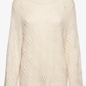 Stylein Adrle cableknit, cream stl. L - Mysig vit stickad tröja med kabelstickat mönster. Perfekt för kyliga dagar med sin klassiska design och långa ärmar.