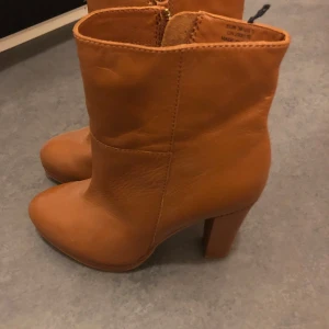 Genuine Leather  - Använda högst tre ggr! Är lite för små för mig, därav sälj. Äkta skinn, och de är från H&M. Mvh😊💕