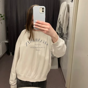 Vit sweatshirt🤍 - Säljer denna vita sweatshirt från Lager 157 pga använder tyvärr inte längre💕