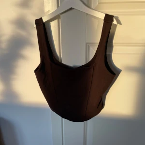 Svart korsettopp - Snygg svart korsettopp med breda axelband och en stilren design. Perfekt för att skapa en elegant look. Denna topp är från Gina tricot och är i storlek S🤎