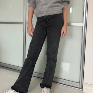 Svarta bootcut jeans - Snygga svarta bootcut jeans med hög midja. Perfekta för en stilren look, dessa jeans har en klassisk design med dragkedja och knapp. Passar utmärkt till både sneakers och klackar. 🥰🌟