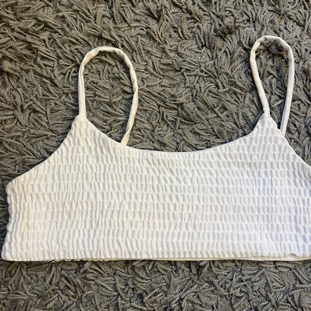Snygg vit ribbad bikini i storlek S. Säljer för 100 kr + ex frakt, kan hämtas i Kalmar.. Muu.