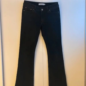 Svarta bootcut jeans från Junkyard - Snygga svarta bootcut jeans från Junkyard. Low wais och passar S