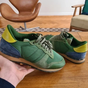 Gröna Rockrunners - Ett par gröna valentino rockrunners som är i toppskick (8.5/10). Skorna är stora i passform och passar storlek 43-44