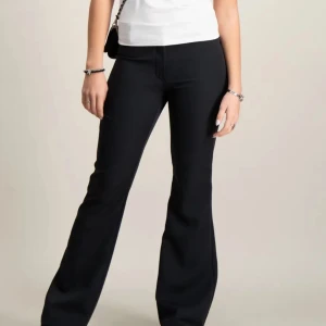 Svarta kostymbyxor - Snygga svarta kostymbyxor med en klassisk design. De har en hög midja och en rak passform som ger en elegant siluett. Perfekta för en stilren look. ☺️