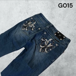 MISS ME JEANS  - G015 W: 30  L: 34 Innerben : 86 cm Ytter ben : 106 cm Midja rakt över : 38 cm Modell : bootcut 