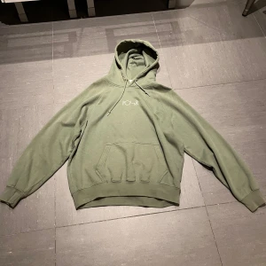 Grön hoodie från POLAR - Säljer min hoodie från polar då den inte används. I storlek M och är i fint skick :) Skriv vid intresse.