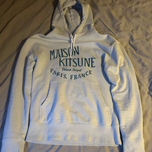  Maison Kitsuné - Säljer en stilrena blåa hoodien från Maison Kitsune. Skick 9/10 andvänd 4-5 gånger så typ helt ny och säljer denna för 900