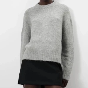 Grå stickad tröja från Zara - Mysig grå stickad tröja från Zara i storlek S. Perfekt för kyliga dagar med sin mjuka och bekväma passform. Tröjan har långa ärmar och ribbade detaljer vid ärmslut och nederkant. Pris kan deskuteras 