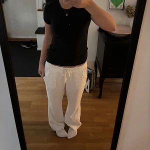 Vita linnebyxor från Roxy - Säljer ett par snygga linnebyxor från Roxy i storlek M. Passar både S och M. Byxorna är använda ett par gånger men har inga skavanker eller något liknande, som nya! Köpte nypris för 600kr från Roxy hemsida. 