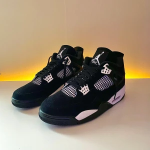 Jordan 4 Retro White Thunder (R℮р) - De är i nyskick och har storleken 45. De är R℮рs, alltså inte Äκta. De passar perfekt för resten av vintern samt den kommande våren. Kontakta mig om du har några frågor överhuvudtaget eller om du skulle vilja få fler bilder.