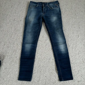 Replay jeans - Tja säljer min feta replay jeans som är i storlek 28/30. Dom är i riktigt bra skick! Inga defekter! Mitt pris: 599kr | Ny pris: 1799kr pris går att diskutera såklart! Kom dm för mer bilder eller om du har några andra frågor!
