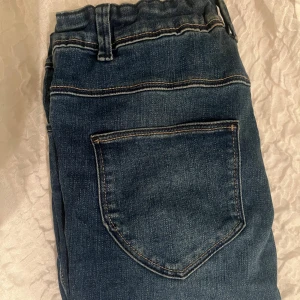 Blå jeans från Name It - Perfekta blåa jeansen från Name It. Perfekta för en avslappnad stil. Endast använda få tal gånger. Bootcut med justerbar midja 
