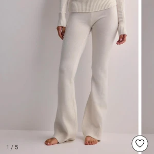 Vita stickade byxor från nelly - Very good condition, fit to s/m😇Dm if u have more questions!