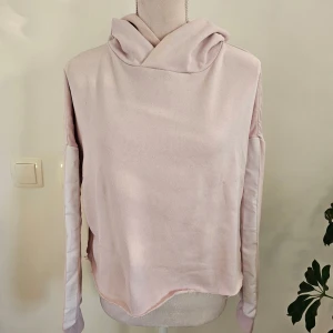 Ljusrosa hoodie från SOC - Mysig ljusrosa hoodie från SOC i storlek S. Tröjan har en avslappnad passform med en stor huva och långa ärmar. Lätt missfärgning vid kragen och en mindre fläck finns som jag ej försökt ta bort.