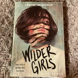 Wilder Girls - Säljer boken 'Wilder Girls' av Rory Power. En New York Times bestseller med en fängslande berättelse om överlevnad och mysterier på en isolerad ö. Perfekt för dig som gillar spänning och dystopiska teman. Boken är på engelska och i nyskick.