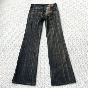 Lågmidjade vintage jeans - Så snygga lågmidjade vintage jeans i storlek W26,  midjemått: 76cm beninnerlängd: 85cm 🍒