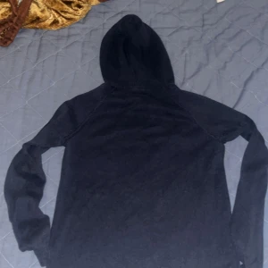 Svart hoodie från Jack & Jones - Säljer en stilren svart hoodie från Jack & Jones. Den har en klassisk design med långa ärmar och en bekväm huva. Perfekt för kyliga dagar. Skick är 7/10