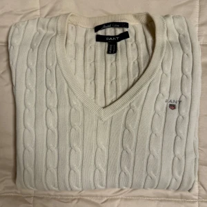 GANT Stretch cotton cable V-neck strl S. - GANT Stretch cotton cable V-neck strl S. Sparsamt använd. Nypris: 1200 kr