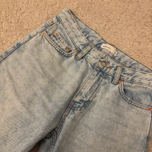Ljusblå jeans från Gina Tricot  - low waist straight jeans från Gina tricot, jag säljer dessa pga att de är för små. Original pris 500kr