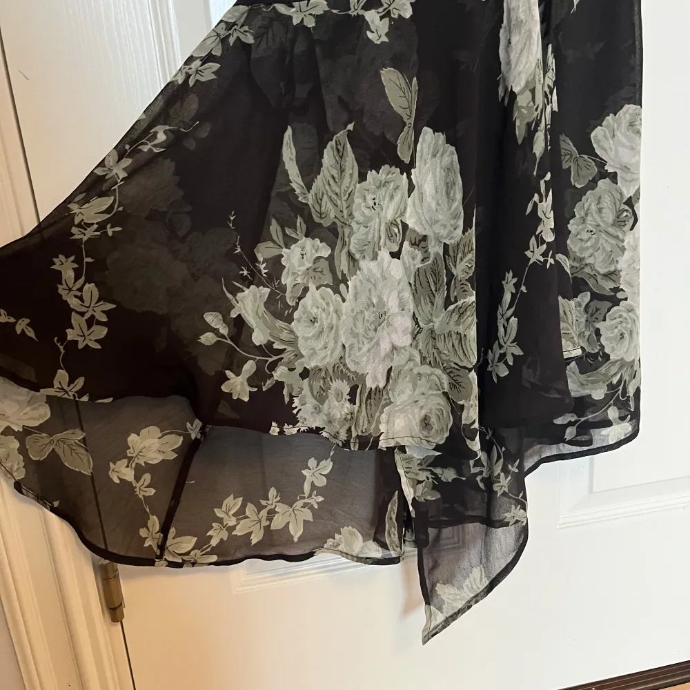 Vintage klänning i mesh tyg med glittrig rosor- design och volanger. Passar som storlek S, säljer då den bara kommit till användning en gång 💕. Mekot.