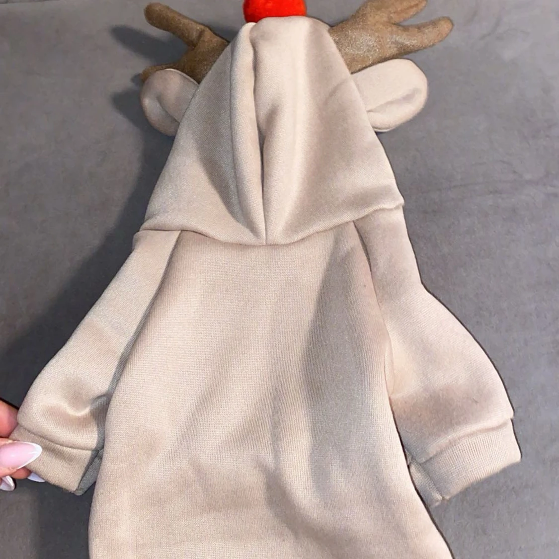 Beige huvtröja med horn och röda detaljer till hundar  - 90