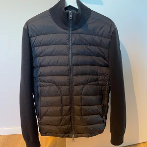 Moncler Cardigan  - Moncler Cardigan i storlek L. Har en defekt vid kragen och därav det billiga priset. Inget kvitto eller påse finns heller. 