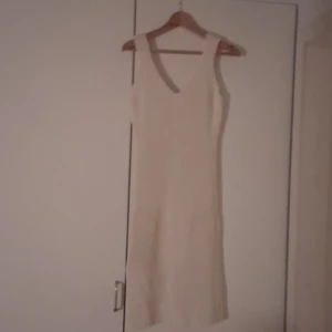 Vit stickad klänning från Shade - Snygg vit klänning från Shade, det var väldigt synd att den visade för mycket. 