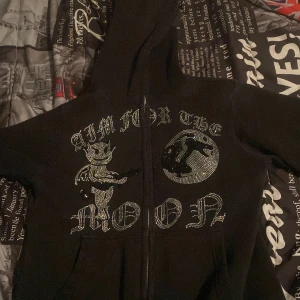 Aim for the moon zip hoodie - Hej! Säljer denna riktigt snygga Aim for the Moon full zip hoodie som går att dra med dragkedja hela vägen över huvudet. Nypris runt 700-800kr. Den är använd fåtal gånger och har tecken på tvättad men väldigt bra skick 