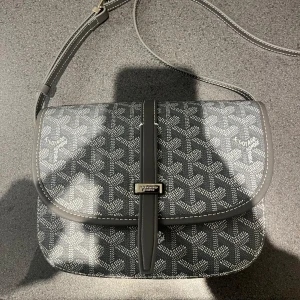 Grå Väska gy - Hej säljer en grå väska i mycket bra skick använd ett få tal gånger. Väskan har tre fickor på in sidan. Man kan också byta längden beroende på vad man vill den ska sitta på kroppen. Eller hur lång man är