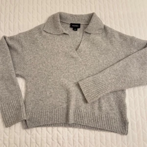 Grå stickad tröja från Monki - Produkten har större passform än XS