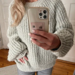 Grön stickad tröja - Mysig grön stickad tröja med ribbad struktur. Perfekt för kyliga dagar med sin avslappnade passform och långa ärmar. Enkelt att matcha med jeans för en avslappnad look.