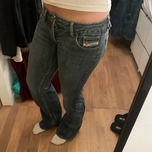 Diesel jeans - Lågmidjade diesel jeans. Jeansen är omsydda till bootcut och väldigt bra sydda. Dom är storlek 29 men sitter som 28. 💕